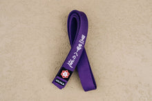 Cargar imagen en el visor de la galería, Cinturón Kanji "El camino hacia el cinturón negro" - Morado - StockBJJ