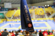 Cargar imagen en el visor de la galería, Cinturón Kanji "El camino hacia el cinturón negro" - Azul - StockBJJ