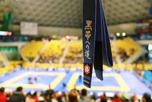 Cargar imagen en el visor de la galería, Cinturón Kanji "El camino hacia el cinturón negro" - Azul - StockBJJ