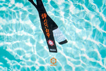 Cargar imagen en el visor de la galería, Cinturón Kanji "Un cinturón blanco que nunca se rindió" - Negro- Punta Blanca - StockBJJ