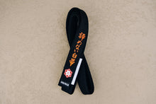 Cargar imagen en el visor de la galería, Cinturón Kanji "Un cinturón blanco que nunca se rindió" - Negro- Punta Blanca - StockBJJ