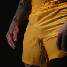 Charger l'image dans la galerie, Progress - Shorts hybrides de profil - jaune or