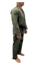 Cargar imagen en el visor de la galería, Kimono BJJ (Gi) Maeda Red Label 3.0 verde militar - CINTURÓN BLANCO INCLUIDO
