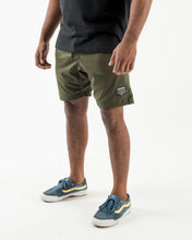 Carregar imagem no visualizador da galeria, Shorts casuais kingz- verde militar
