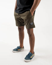 Lade das Bild in den Galerie-Viewer, Kingz Casual Shorts- Militärgrün
