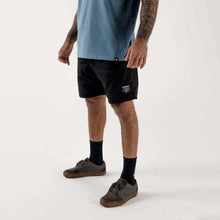 Lade das Bild in den Galerie-Viewer, Kingz Casual Shorts- Schwarz
