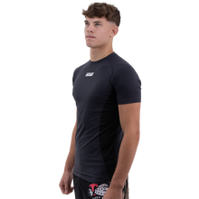 Carregar imagem no visualizador da galeria, Meerkatsu Shinobi Compression Top Short Sleeve- Preto
