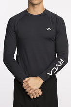 Cargar imagen en el visor de la galería, Camiseta de compresión VA Sport de manga larga RVCA - StockBJJ

