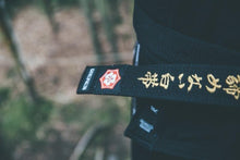 Lade das Bild in den Galerie-Viewer, Cinturón Kanji  &quot;Un cinturón blanco que nunca se rindió&quot; - Negro con barra Roja - StockBJJ
