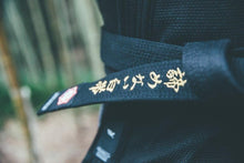 Lade das Bild in den Galerie-Viewer, Cinturón Kanji  &quot;Un cinturón blanco que nunca se rindió&quot; - Negro con barra Roja - StockBJJ
