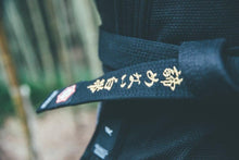 Cargar imagen en el visor de la galería, Cinturón Kanji  &quot;Un cinturón blanco que nunca se rindió&quot; - Negro con barra Roja - StockBJJ
