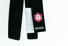 Load image into Gallery viewer, Cinturón Kanji  &quot;Original&quot; - Negro con barra Blanca - StockBJJ
