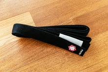 Load image into Gallery viewer, Cinturón Kanji  &quot;Original&quot; - Negro con barra Blanca - StockBJJ
