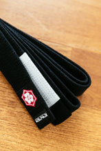 Load image into Gallery viewer, Cinturón Kanji  &quot;Original&quot; - Negro con barra Blanca - StockBJJ
