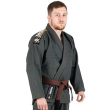 Lade das Bild in den Galerie-Viewer, Tatami Nova Absolute Gi - Kaki - CINTURÓN BLANCO INCLUIDO - StockBJJ
