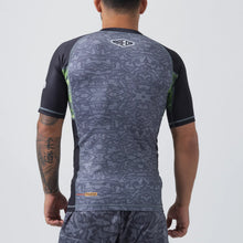 Charger l&#39;image dans la galerie, Maeda Urban Camo Rashguard
