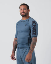 Cargar imagen en el visor de la galería, Rashguard Kingz Kore V2 Short Sleeve- Azul
