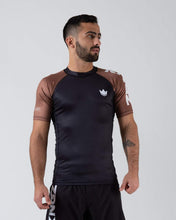Lade das Bild in den Galerie-Viewer, Rashguard Kingz rangierte Performance Kurzarm - Brown

