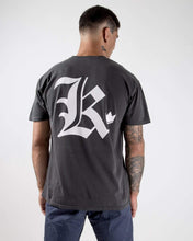 Charger l&#39;image dans la galerie, T-shirt Kingz Old English-Carbon
