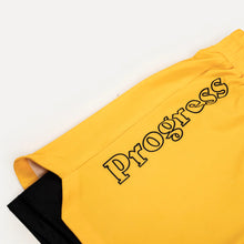 Charger l&#39;image dans la galerie, Progress - Shorts hybrides de profil - jaune or
