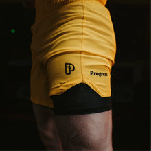 Charger l&#39;image dans la galerie, Progress - Shorts hybrides de profil - jaune or

